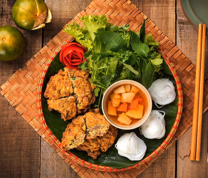 Mỗi năm chỉ xuất hiện vào thời điểm giao mùa (tháng 9–11 âm lịch), chả rươi là “đặc sản có giới hạn” của Hải Dương. Rươi tươi được trộn cùng trứng gà, lá lốt, thì là, vỏ quýt rồi chiên vàng ruộm. Hương thơm béo ngậy, vị bùi bùi đặc trưng khiến món ăn này trở thành “thỏi nam châm” đối với các tín đồ ẩm thực. Ảnh Internet