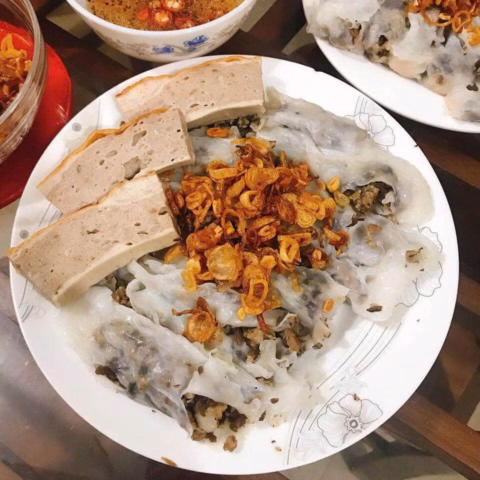 Bánh cuốn Hải Dương nổi bật nhờ lớp bánh mỏng mềm, bọc bên trong là nhân thịt băm, mộc nhĩ thơm lừng. Điểm đặc biệt là nước chấm được pha theo công thức riêng, thường có thêm tinh dầu cà cuống hoặc hành phi, tạo nên hương vị khác biệt so với các vùng miền khác. Ảnh Internet