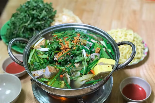 Lẩu cháo cá chẽm cũng là đặc sản Vinh Hy ngon khó cưỡng. Cá chẽm nổi tiếng với thịt ngọt, dai, béo ngậy. Cá chẽm Vĩnh Hy có thể chế biến thành nhiều món ngon như: lẩu cá cháo, cá hấp, cá nướng muối ớt,...