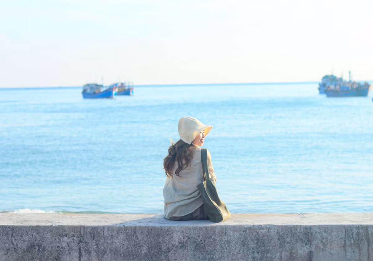 Nắng vàng dịu nhẹ, gió biển mát rượi tạo nên một không gian thơ mộng, lý tưởng để thư giãn và tận hưởng thiên nhiên. Những bãi đá hoang sơ ven biển cùng những con sóng vỗ về tạo thành một bản nhạc thiên nhiên sống động, khiến bất kỳ ai cũng phải say mê.