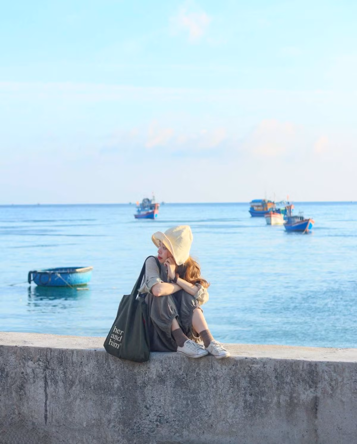 Cà Ná chào đón du khách bằng những bãi cát trắng mịn trải dài, ôm lấy làn nước biển xanh trong vắt.