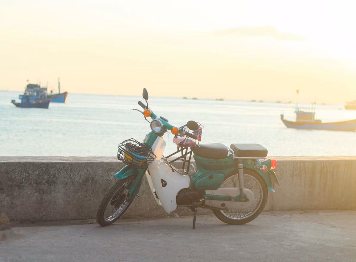 Làng chài Cà Ná không chỉ là một điểm đến tuyệt đẹp mà còn là nơi để du khách cảm nhận được sự bình yên và chất phác của người dân miền biển.