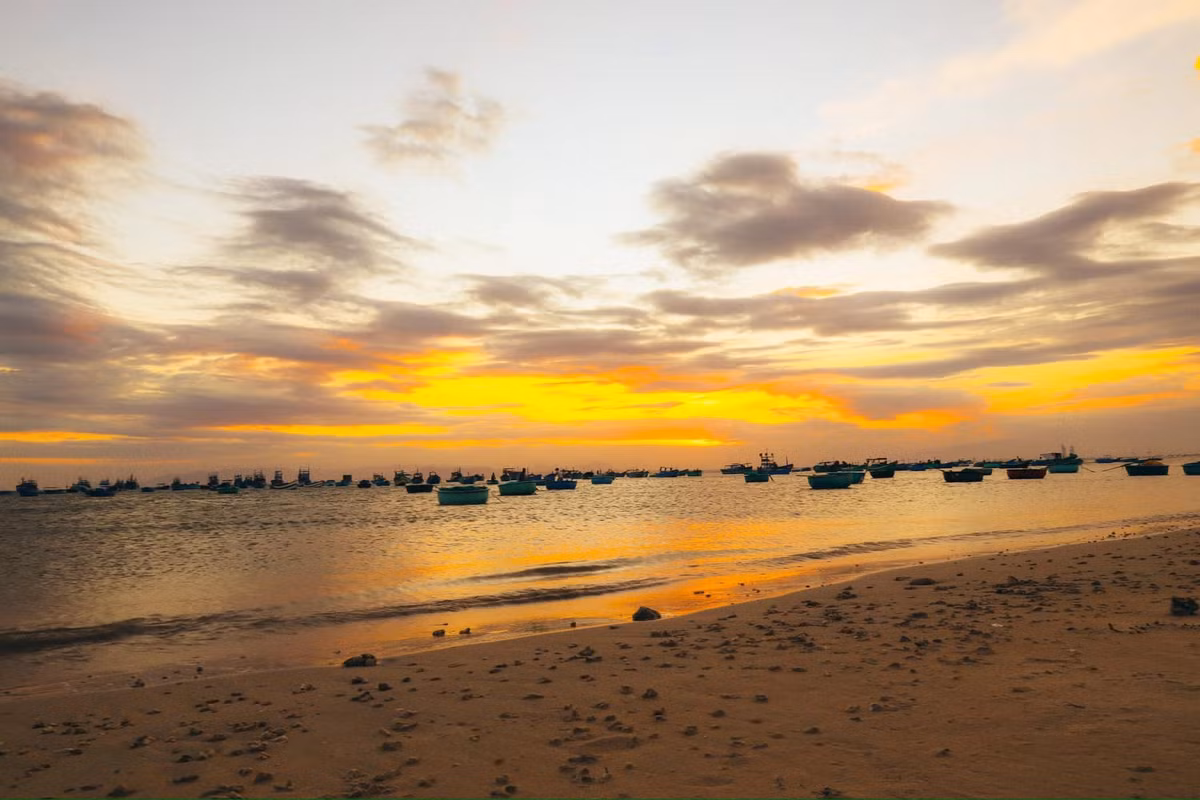 Mỗi buổi chiều, làng như khoác lên mình gam màu vàng dịu – trẻ con nô đùa bên bờ biển, người lớn loay hoay vá lưới, những chiếc thuyền nằm nghỉ chờ chuyến ra khơi tiếp theo. Mọi thứ đều chân thực, không màu mè, nhưng lại mang đến cảm giác rất đỗi gần gũi và thân quen. Ảnh Minh Hien Nguyen