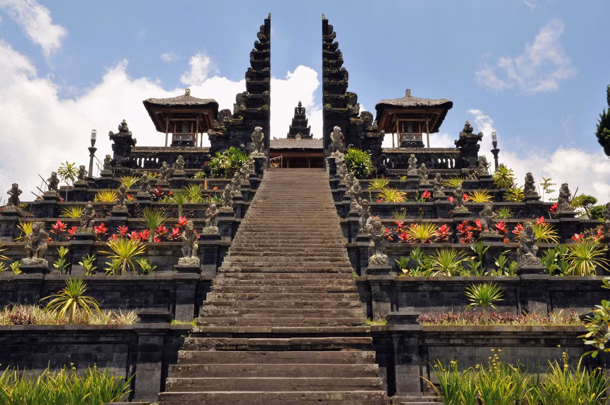 Bali cam du khach “trong thoi ky kinh nguyet” vao den tho