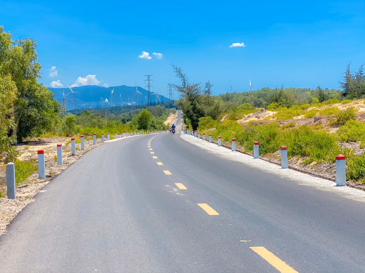 Không chỉ có giá trị về năng lượng sạch, cánh đồng điện gió Phương Mai đang dần trở thành một điểm đến du lịch độc đáo, nơi con người được chiêm ngưỡng vẻ đẹp hoang sơ hòa quyện cùng công nghệ hiện đại. Ảnh Internet