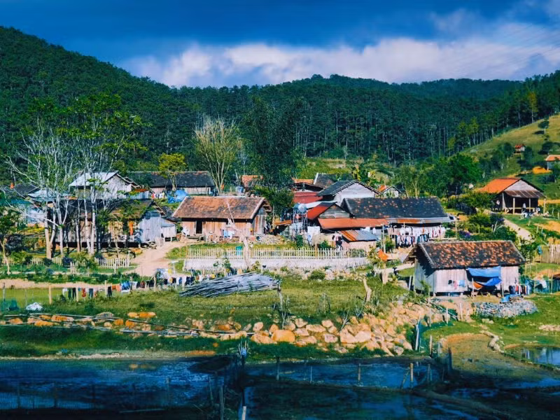 Ghé Kon Bring, du khách sẽ được tìm hiểu cuộc sống của người Ba Na bản địa, chiêm ngưỡng những ngôi nhà rông truyền thống và tham gia các hoạt động văn hóa đặc sắc như múa xoang, uống rượu cần hay đan lát thủ công. Ảnh Internet