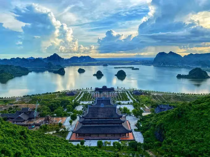 Chùa Tam Chúc (Hà Nam) cách Hà Nội khoảng 70km, là điểm du lịch tâm linh nổi bật với quần thể chùa rộng lớn, cảnh quan hùng vĩ giữa núi non, hồ nước. Dịp lễ 30/4, nơi đây thường tổ chức các hoạt động văn hóa, lễ hội thu hút đông đảo du khách. Ảnh Thesinhtourist