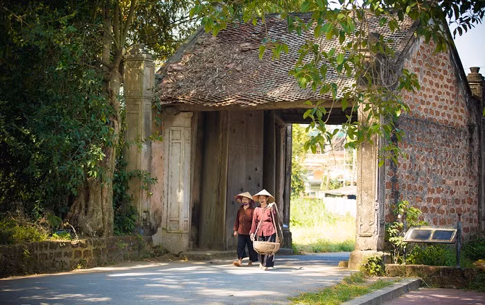 Du khách chỉ cần thuê xe máy hoặc bắt xe buýt, sau đó tham quan, ăn trưa với những món đặc sản như gà Mía, chè lam, kẹo dồi. Chi phí dự kiến: dưới 500.000 đồng/người. Ảnh dulichviet