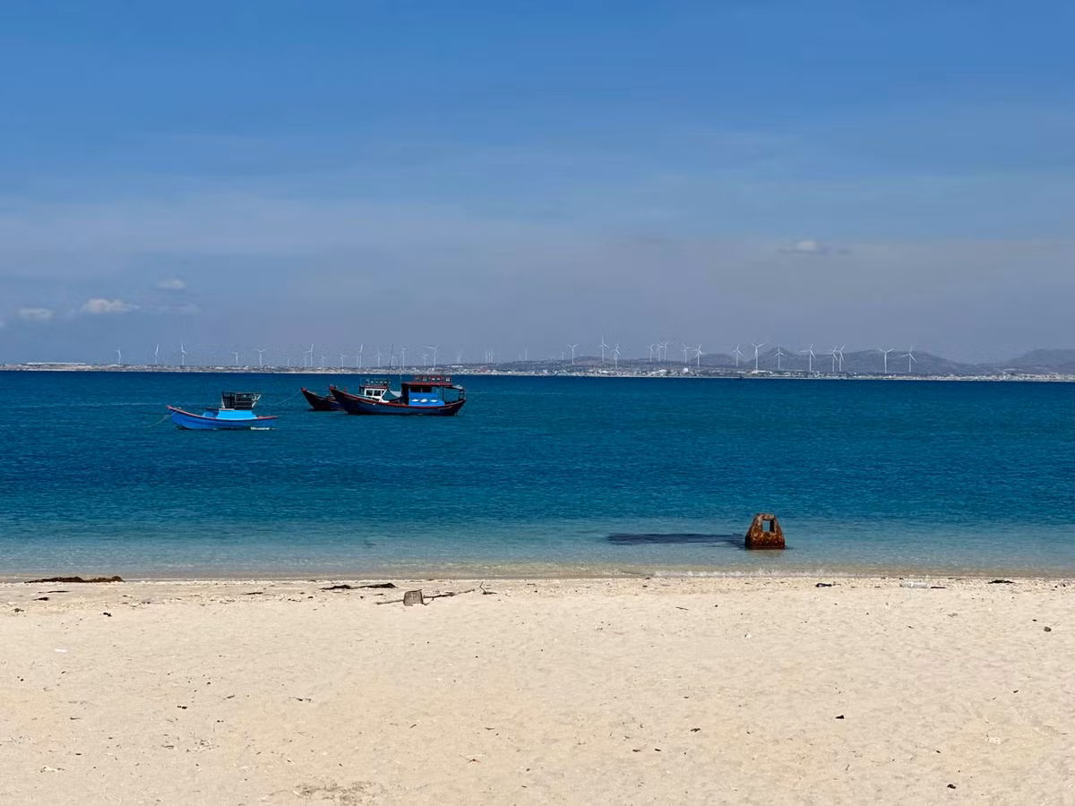 Cách đất liền khoảng 10km, Cù Lao Câu (Bình Thuận) hiện lên như một viên ngọc bích nằm yên ả giữa biển khơi. Ảnh ins.hie