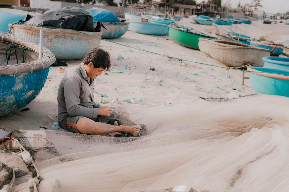 Một trong những lý do khiến Sơn Hải trở thành điểm đến hấp dẫn chính là nhịp sống bình dị của người dân nơi đây. Du khách đến với làng chài không chỉ để ngắm cảnh mà còn có thể tham gia vào các hoạt động của ngư dân. Ảnh Lương Phong
