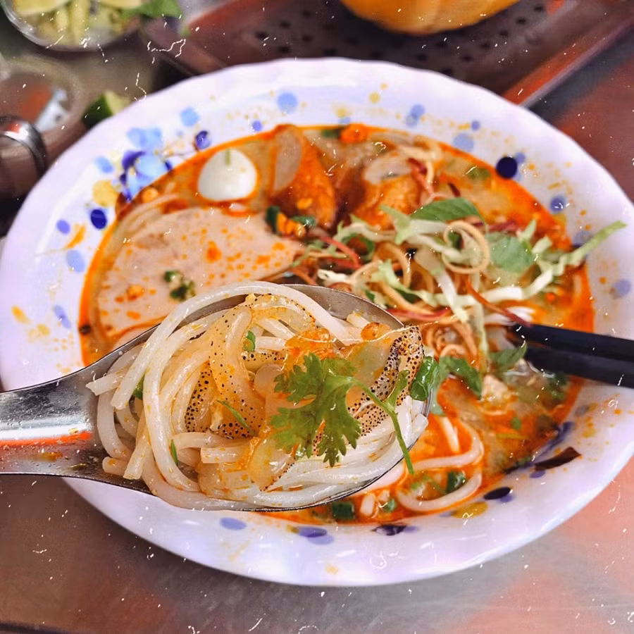 Bún sứa là món ăn bình dân nhưng chiếm được sự yêu thích của nhiều thực khách. Một bát bún sứa gồm sứa tươi, chả cá, trứng cút, bún, hành phi, chan thêm nước lèo đậm đà, tạo nên một sự hài hòa khi thưởng thức. Khi ăn, thực khách có thể cho thêm chút sa tế, mắm tôm, rau sống để tăng hương vị. Ảnh Internet