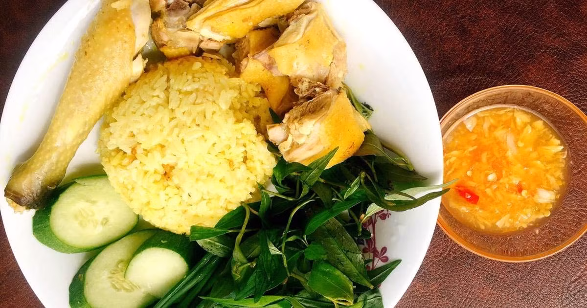 Cơm gà Phan Rang là sự hòa quyện hoàn hảo giữa gà thả vườn chắc thịt và cơm nấu từ nước luộc gà, tạo nên màu vàng óng cùng mùi thơm đặc trưng. Món ăn thường được ăn kèm với nước mắm tỏi ớt pha khéo và dưa leo chua ngọt, mang đến cảm giác vừa quen thuộc vừa lạ miệng, khiến thực khách khó lòng cưỡng lại.