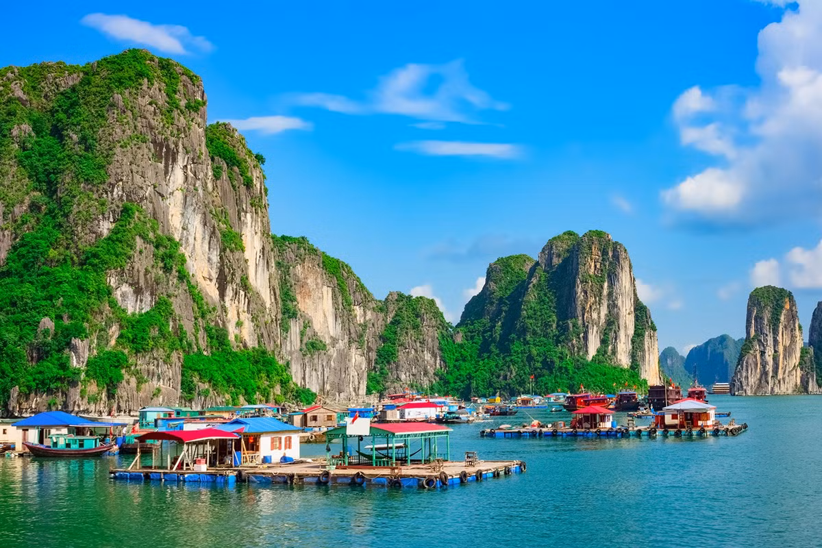 Không phải ngẫu nhiên mà Cửa Vạn từng được trang du lịch uy tín Journeyetc bình chọn là một trong 16 ngôi làng cổ đẹp nhất thế giới. Cái đẹp của Cửa Vạn không đến từ sự tráng lệ mà từ chính nét bình dị, mộc mạc, gắn bó với thiên nhiên và văn hóa bản địa. Ảnh Internet