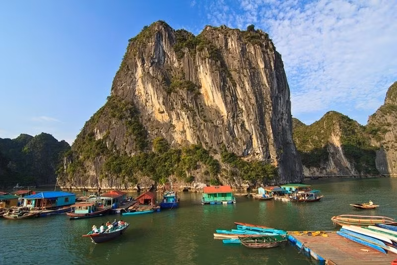 Làng chài Cửa Vạn không phải là nơi để tìm kiếm sự náo nhiệt hay tiện nghi hiện đại. Nhưng với những ai muốn tìm lại sự nguyên sơ, lắng nghe nhịp sống chậm rãi và chạm đến chiều sâu văn hóa của một cộng đồng sống giữa biển, Cửa Vạn chính là điểm dừng chân lý tưởng – một viên ngọc ẩn lặng lẽ tỏa sáng giữa lòng vịnh Hạ Long.