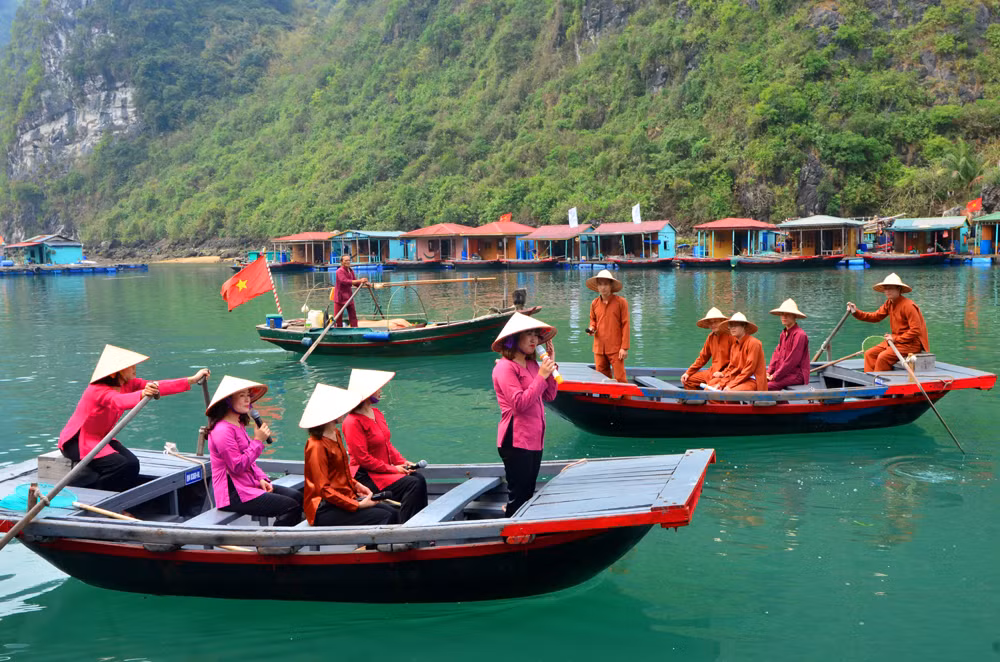 Đây cũng là cơ hội để lắng nghe những câu chuyện đời thực, những ký ức về một thời lênh đênh giữa sóng nước. Ảnh Internet