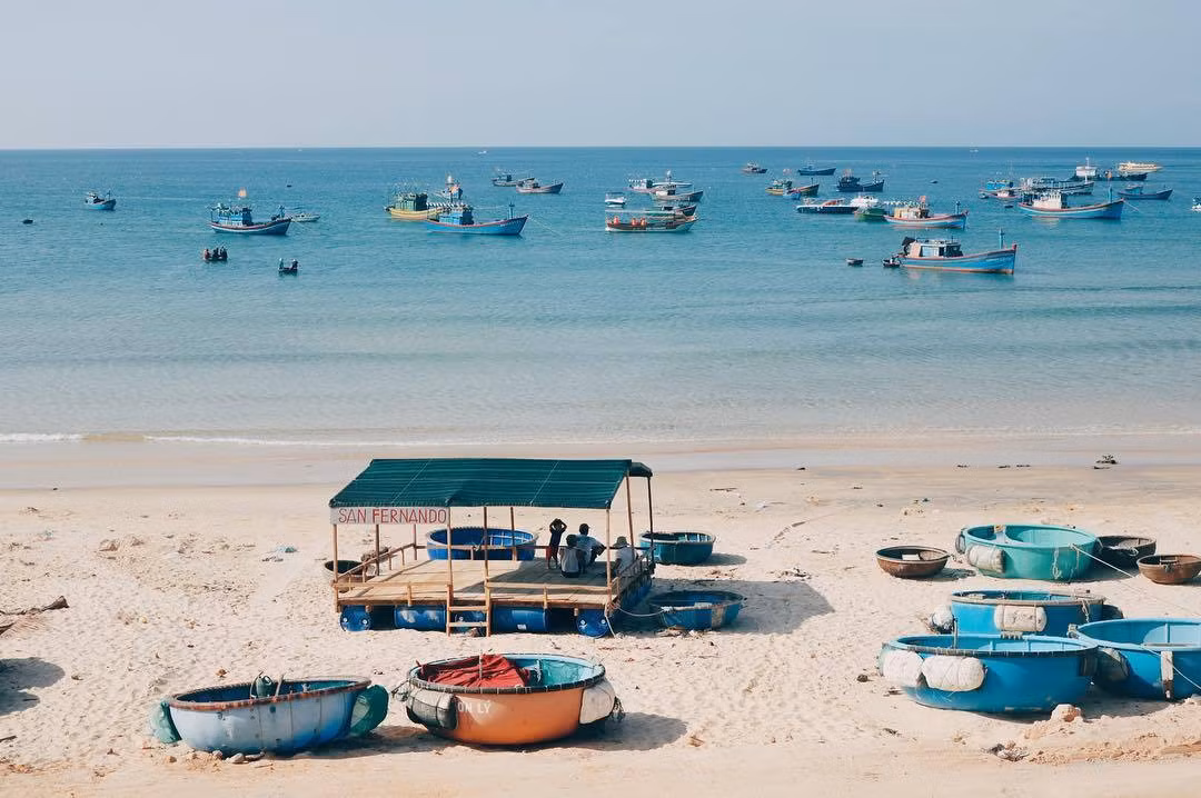 Nếu muốn một trải nghiệm sâu sắc hơn, du khách có thể theo ngư dân ra khơi, chèo thuyền thúng, thả lưới – những công việc thường nhật nhưng đầy thú vị. Sau chuyến đi, chẳng gì tuyệt vời hơn khi được thưởng thức một bữa hải sản tươi sống do chính tay mình “thu hoạch” cùng người dân bản địa.