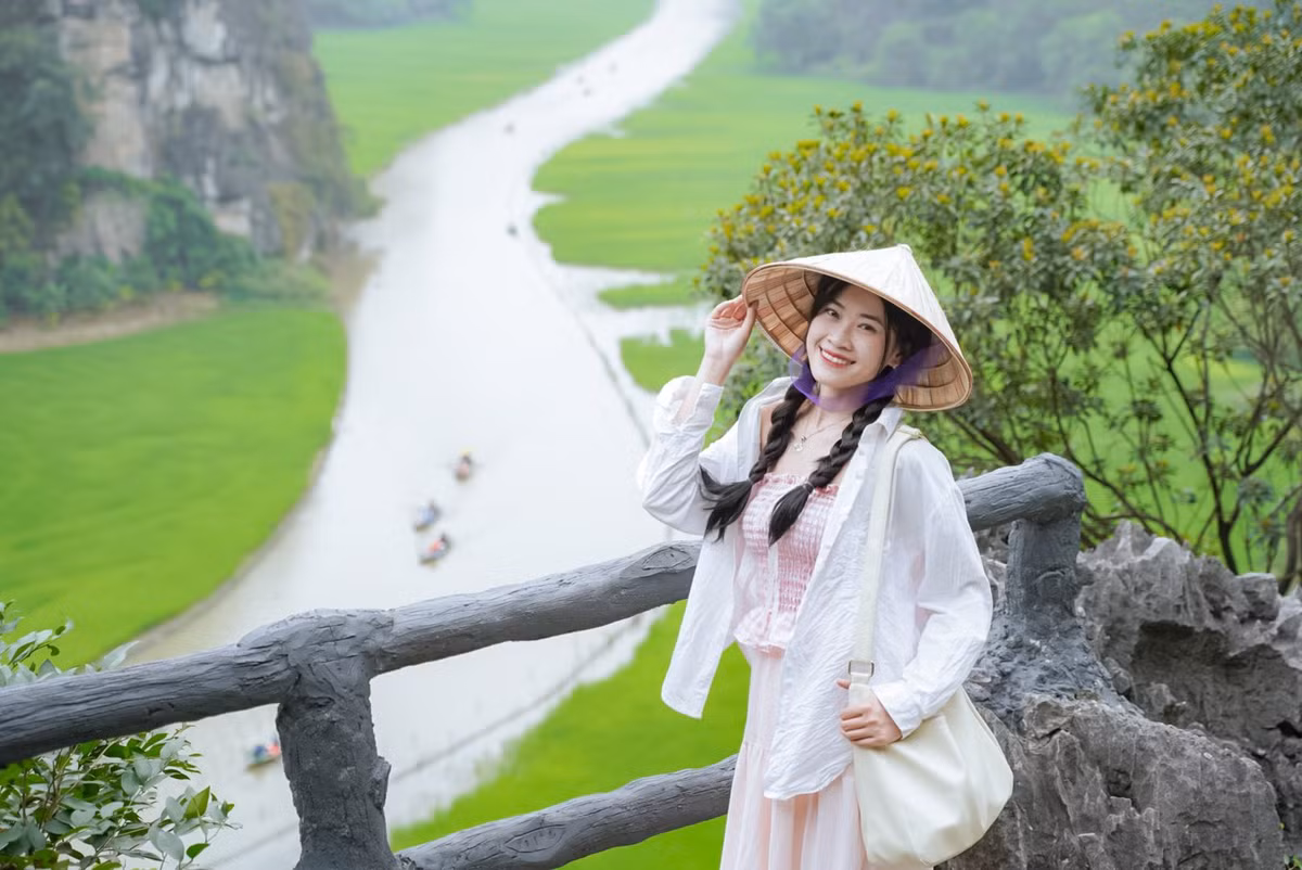 Mùa lúa xanh của Tam Cốc không quá rực rỡ, không ồn ào, nhưng lại có sức hút kỳ lạ. Đó là vẻ đẹp của sự tươi mới, của sức sống căng tràn lan tỏa trong từng nhánh lúa, từng làn gió nhẹ khẽ lay. Ảnh Chuyến đi của Tali