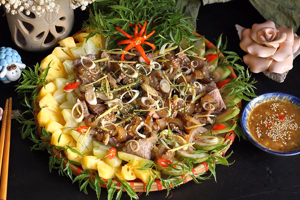 Dù thưởng thức tại nhà hàng hay các quán ăn địa phương, thực khách đều có thể cảm nhận rõ hương vị đặc trưng và sự tinh tế trong cách chế biến dê tái chanh. Ảnh Internet