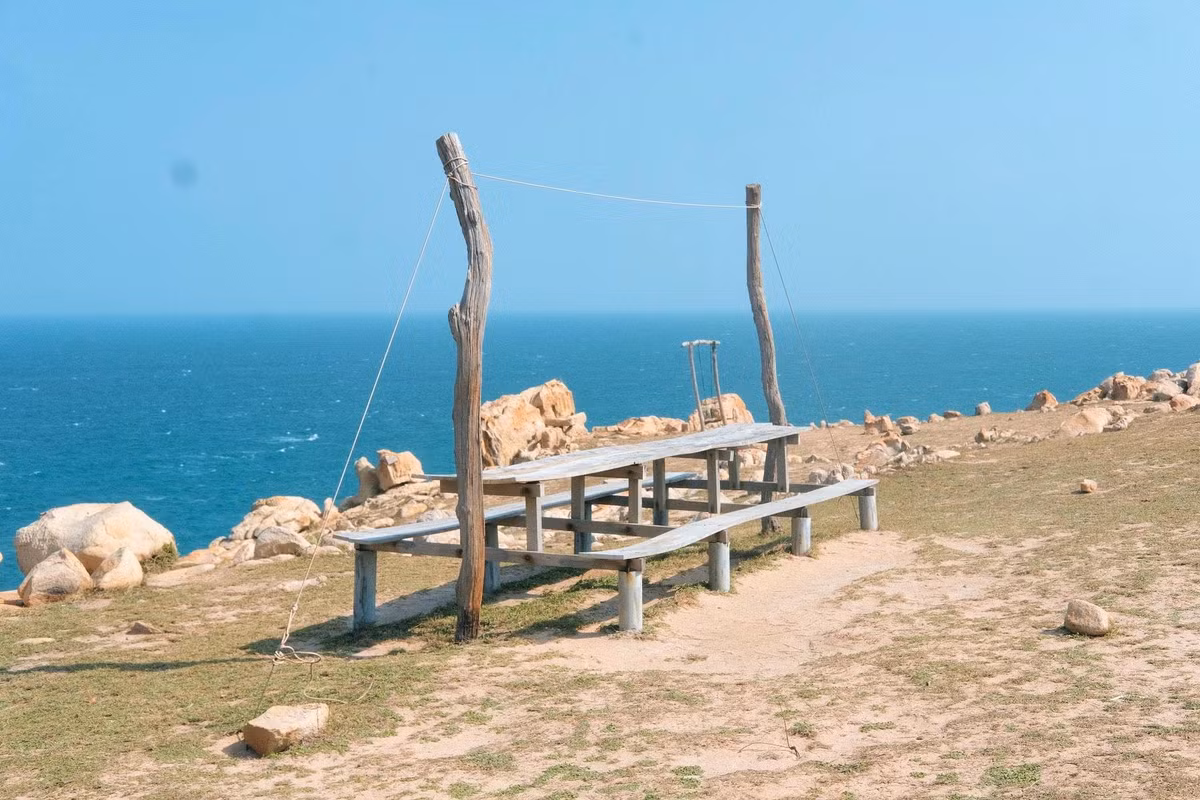 Đặc biệt, vào sáng sớm hoặc chiều muộn, ánh nắng nhẹ chiếu rọi xuống các khối đá tạo nên hiệu ứng thị giác ấn tượng – một “phim trường thiên nhiên” lý tưởng cho những bộ ảnh đậm chất hoang dã, nghệ thuật. Ảnh Nguyễn Đức Thủ
