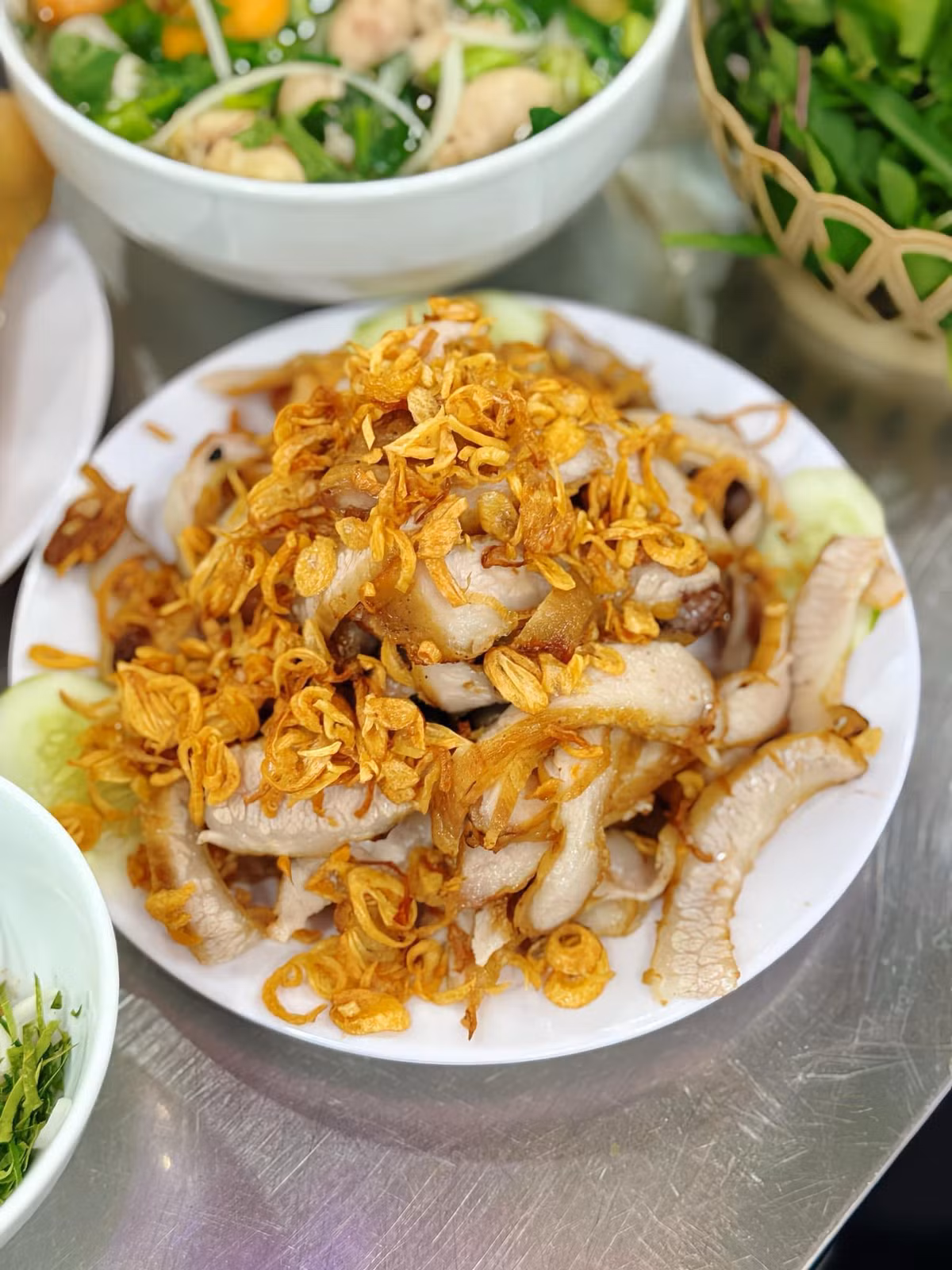 Cách ăn cũng thú vị không kém: bánh phở không chan mà được chấm, vừa giữ được độ dẻo dai của phở, vừa cảm nhận rõ vị đậm đà của nước dùng – một kiểu thưởng thức tinh tế và tiết chế mà người Nam Định đã sáng tạo nên. Ảnh Internet