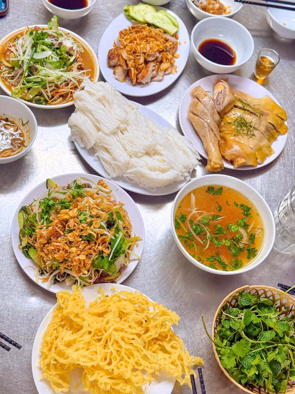 Điểm nhấn làm nên sự khác biệt của phở chấm chính là bát nước chấm đặc biệt – ngọt thanh từ xương, mằn mặn của tương, cay nhẹ từ tiêu, ớt, và thơm mùi hành phi.