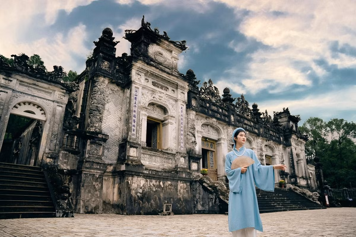 Lăng Khải Định là công trình mang đậm dấu ấn kiến trúc giao thoa giữa truyền thống và hiện đại, Á Đông và châu Âu. Tọa lạc trên ngọn đồi Châu Chữ, công trình có quy mô không lớn nhưng lại nổi bật bởi sự tinh xảo, cầu kỳ đến từng chi tiết. Đây là điểm check-in yêu thích của nhiều bạn trẻ bởi khung cảnh vừa cổ kính vừa nghệ thuật. Ảnh Internet