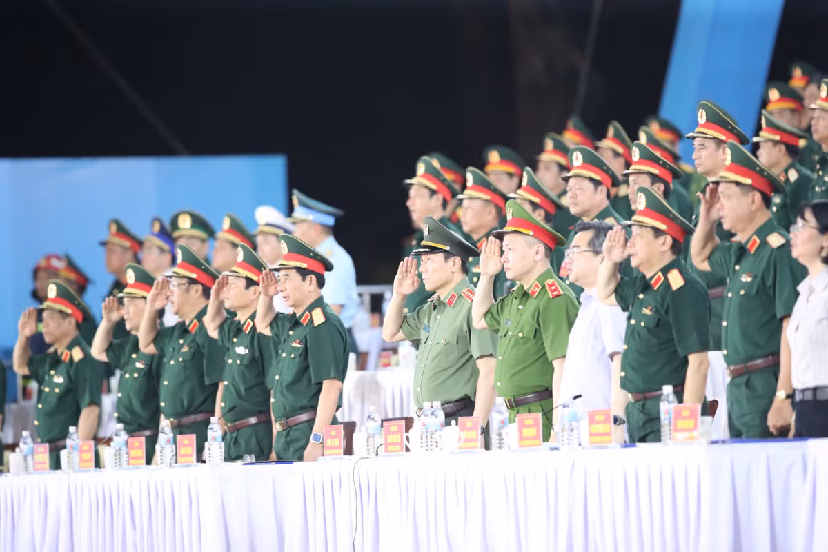 Đến chỉ đạo và dự khán buổi hợp luyện có Đại tướng Phan Văn Giang, Bộ trưởng Bộ Quốc phòng; Đại tướng Lương Tam Quang, Bộ trưởng Bộ Công an; ông Nguyễn Thanh Nghị, Phó Bí thư thường trực Thành uỷ TPHCM; đại diện lãnh đạo các đơn vị thuộc Bộ Quốc phòng, Bộ Công an, các cơ quan Trung ương, TPHCM.