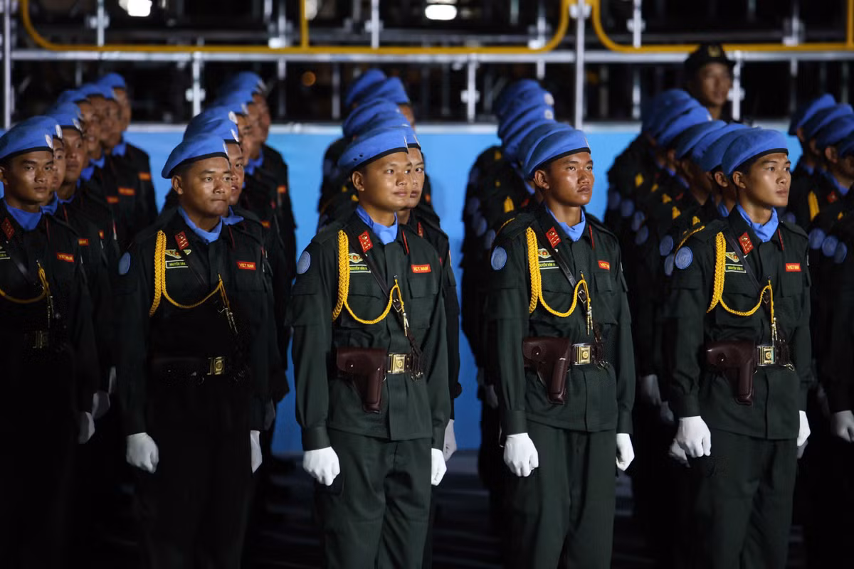 Khối nam sĩ quan Lực lượng Gìn giữ hòa bình Việt Nam nổi bật với những chiếc mũ nồi xanh đặc trưng.