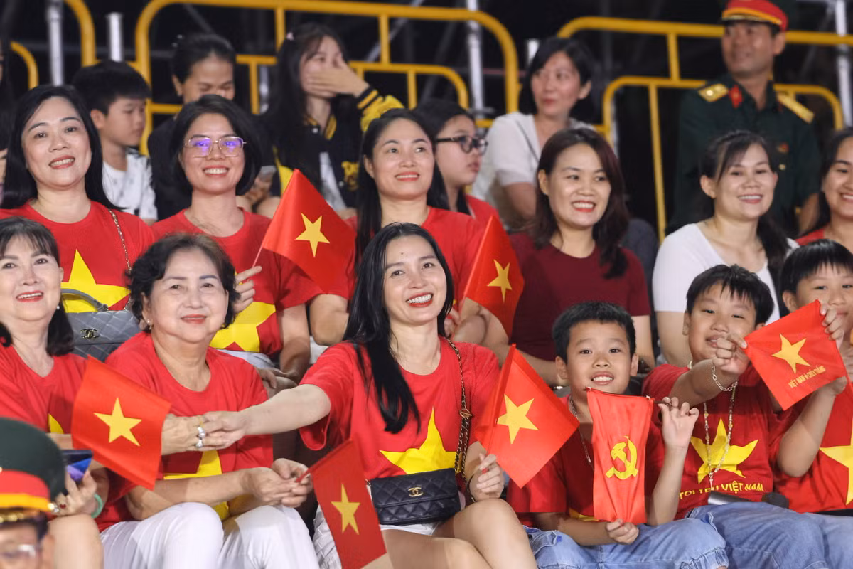 Đông đảo người dân tập trung về trung tâm TP Hồ Chí Minh để xem tổng hợp luyện diễu binh 30/4. Ảnh: Trọng Anh.