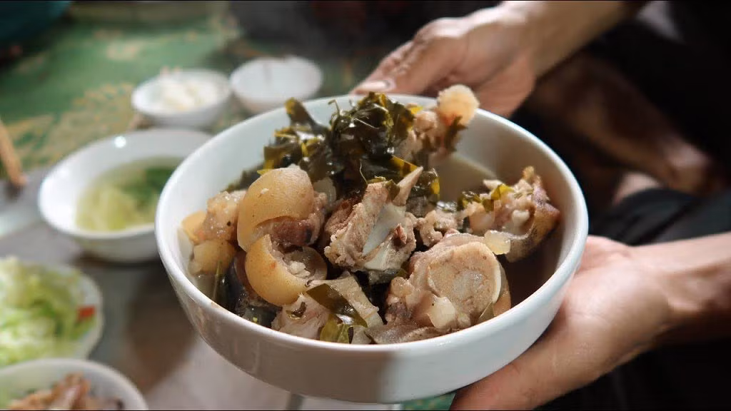 Món ăn thành phẩm có màu nâu đậm, thịt mềm nhưng không nát, vị chua xen lẫn vị ngọt bùi của thịt và chút cay nhẹ của ớt. Thịt trâu lá lồm ăn cùng cơm nóng hoặc xôi nếp là đủ khiến thực khách xuýt xoa. Ảnh Intermet