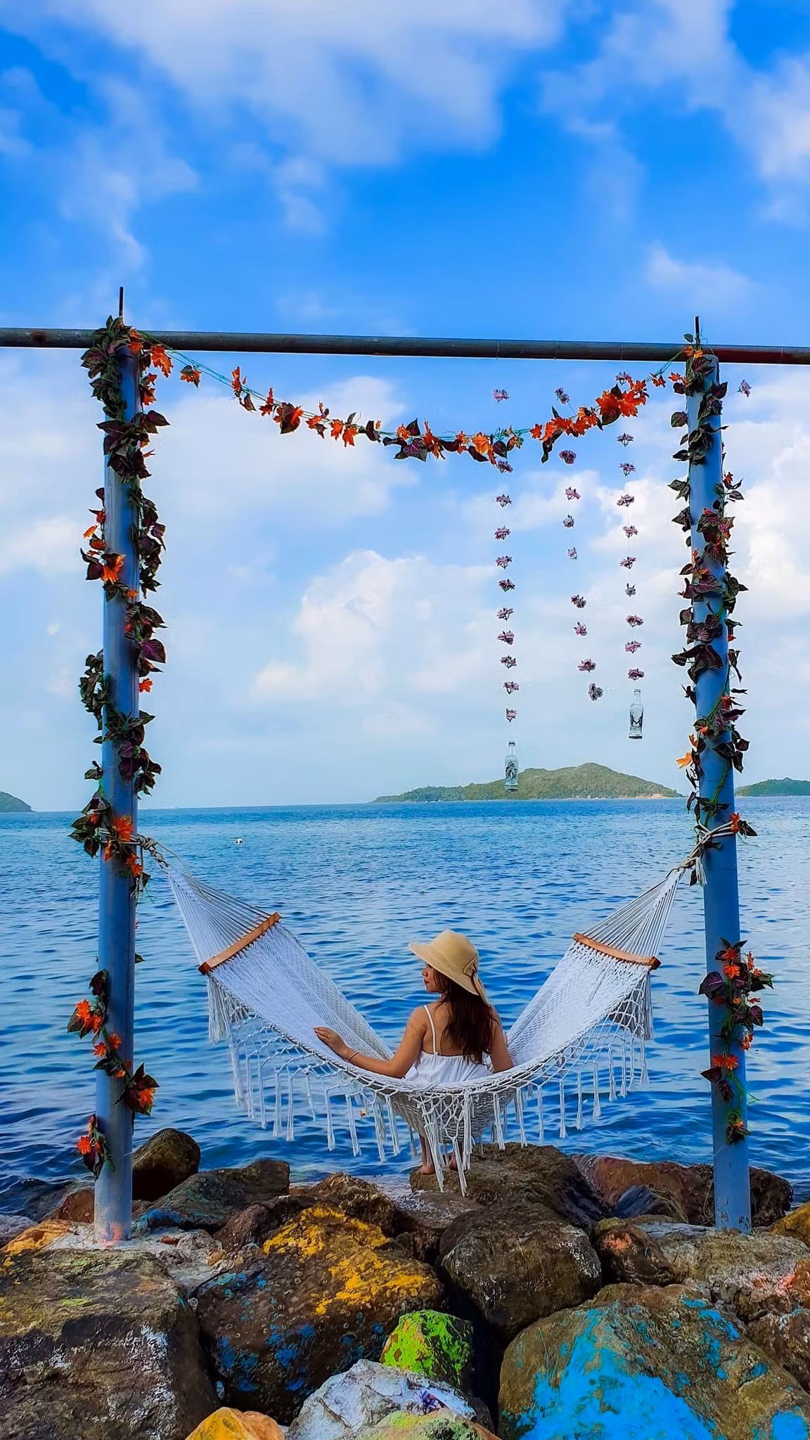 Những bãi biển như Bãi Mến, Bãi Ngự hay Bãi Chệt hiện lên với làn nước trong vắt, cát trắng mịn và không gian tĩnh lặng, rất thích hợp cho những ai đang tìm kiếm một nơi để “trốn” khỏi nhịp sống hối hả.