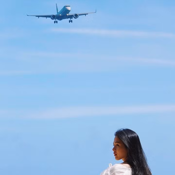 Nhiều người ví đây là “phiên bản Việt” của bãi Maho Beach nổi tiếng ở đảo Saint Martin (Caribbean), nơi du khách từ khắp thế giới đổ về để ngắm máy bay hạ cánh sát đầu.