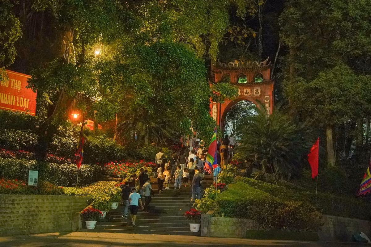 Tour đêm Đền Hùng là hành trình đặc biệt do Sở Văn hoá, Thể thao và Du lịch Phú Thọ tổ chức, giúp du khách trải nghiệm quê hương đất Tổ một cách linh thiêng và giàu cảm xúc.