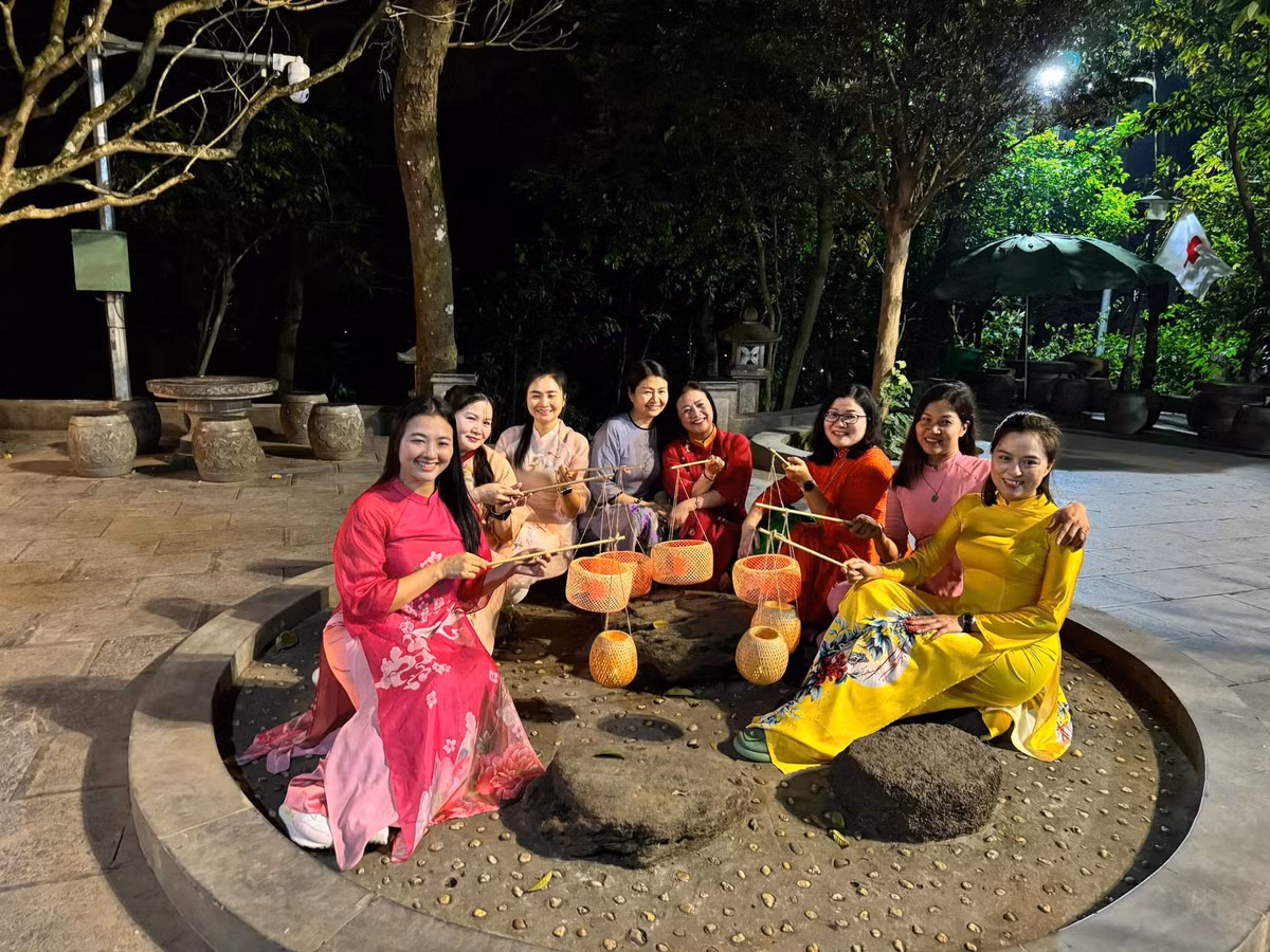"Đây là lần đầu tiên tôi tham gia tour đêm Đền Hùng. Không khí thật trang nghiêm, yên tĩnh. Tôi cảm thấy rất tự hào khi được đứng tại nơi linh thiêng này vào thời điểm ít người hơn, có thời gian để suy ngẫm về cội nguồn." chị Thu (Hà Nội) chia sẻ