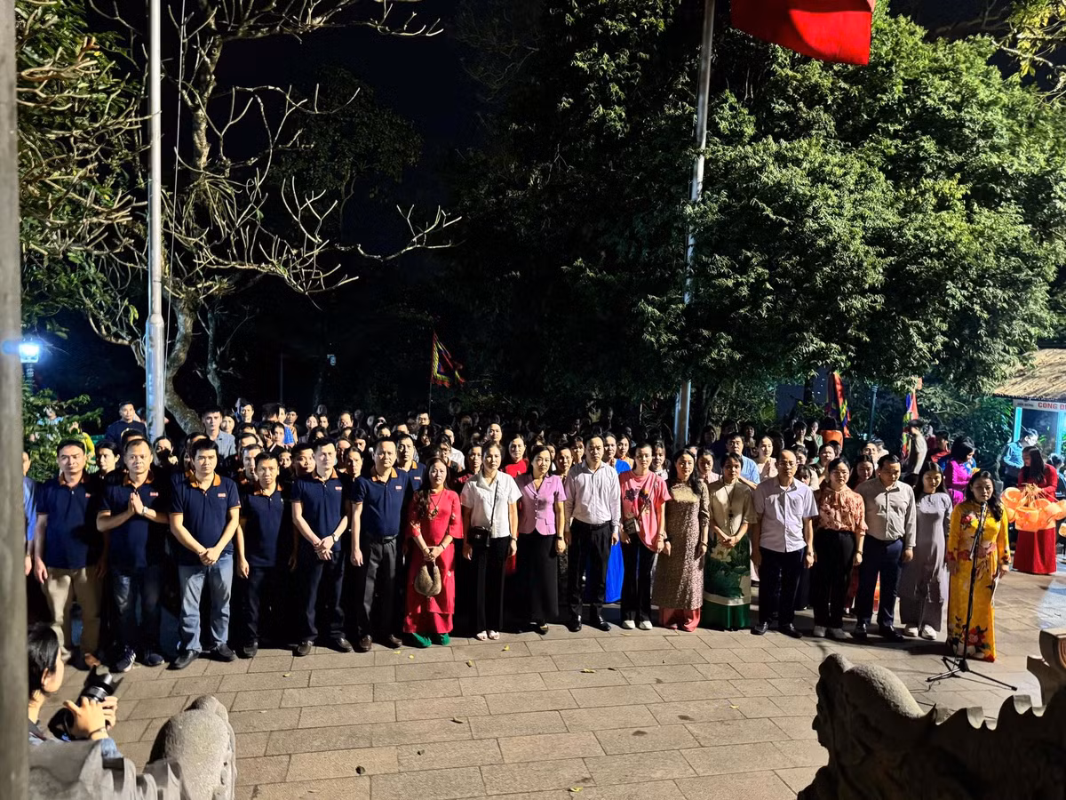 Khi màn đêm buông xuống, Đền Hùng khoác lên mình một vẻ đẹp huyền bí với ánh đèn lung linh.