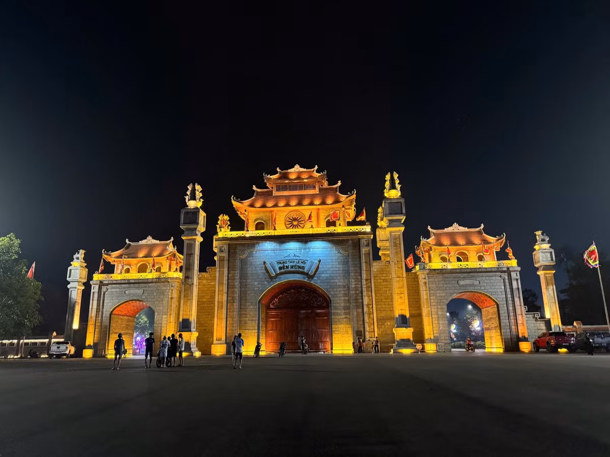 Trải nghiệm “Tour đêm Đền Hùng”, du khách sẽ tới thắp hương tại đền Hạ, đền Trung, đền Thượng và kết thúc ở đền Giếng, nơi thờ 18 đời vua Hùng và các vị thần núi linh thiêng, để cùng thưởng ngoạn và thực hành tín ngưỡng thờ cúng Hùng Vương trong không khí trang nghiêm và ý nghĩa. Ảnh Sở văn hoá, thể thao và du lịch tỉnh Phú Thọ