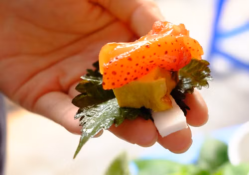 Không giống những món ăn no bụng, sứa đỏ là món ăn nhẹ nhàng, dùng để thưởng thức, để giải nhiệt trong tiết trời nóng nực, hay đơn giản là một cái cớ để hẹn nhau dạo phố và nhâm nhi chút hương vị mùa hè. Ảnh Internet