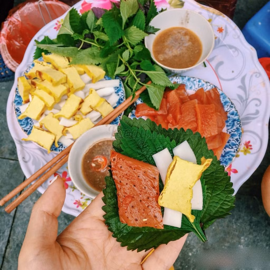 Vào mùa sứa, chỉ cần dạo qua vài con phố như Hàng Chiếu, Nguyễn Thiện Thuật, chợ Ngô Sĩ Liên, Đồng Xuân…, không khó để bắt gặp những hàng quán nhỏ bày bán sứa đỏ. Ảnh Internet