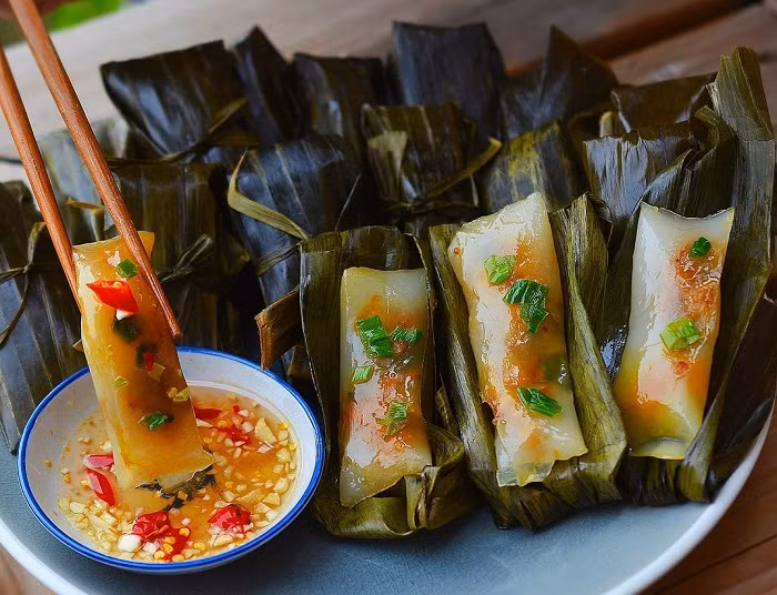 Nói đến Quảng Bình mà không nhắc đến bánh bột lọc là một thiếu sót lớn. Những chiếc bánh nhỏ nhắn, trong suốt, bên trong là nhân tôm đất, thịt ba chỉ rim đậm đà, được gói bằng lá chuối và hấp chín. Khi ăn, bánh mềm dai, hòa quyện cùng nước mắm chua ngọt pha chuẩn vị miền Trung khiến thực khách khó lòng dừng đũa. Ảnh Internet