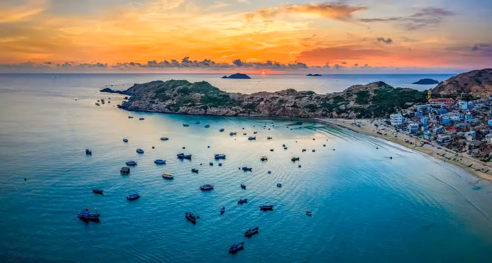 Quy Nhơn – thành phố biển thơ mộng của miền Trung – ngày càng trở thành điểm đến hấp dẫn với những tín đồ mê du lịch, đam mê khám phá và "sống ảo". Với bãi biển xanh biếc, thiên nhiên hoang sơ cùng những địa danh mang vẻ đẹp độc đáo, Quy Nhơn sở hữu hàng loạt tọa độ check-in khiến bất cứ ai cũng phải say lòng ngay từ lần đầu ghé thăm. Ảnh Internet