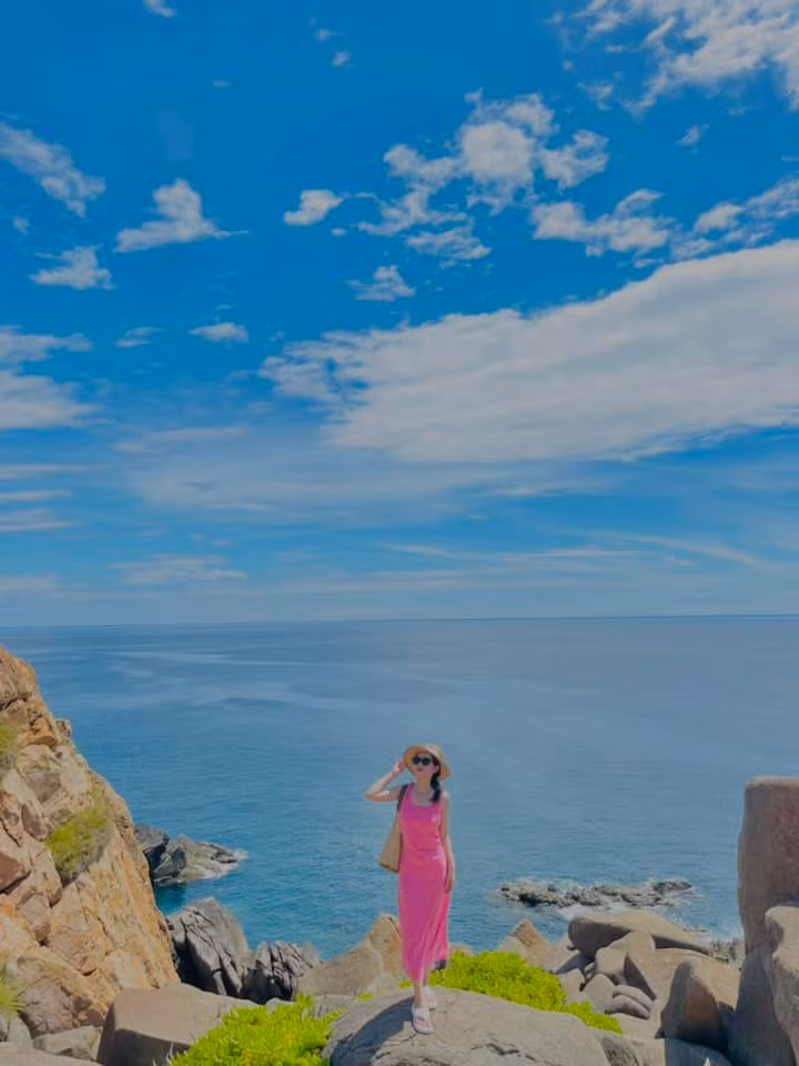 Nằm giữa ranh giới Bình Định và Phú Yên, Cù Lao Xanh (xã Nhơn Châu) như một viên ngọc quý giữa biển Đông. Đảo rộng gần 365 ha, bao phủ bởi màu xanh mướt của cây cỏ, nước biển và mây trời. Ngoài làng chài bình yên nép mình dưới chân núi, nơi đây còn có ngọn hải đăng cổ từ thời Pháp thuộc, giúp du khách quan sát toàn cảnh biển khơi bao la.