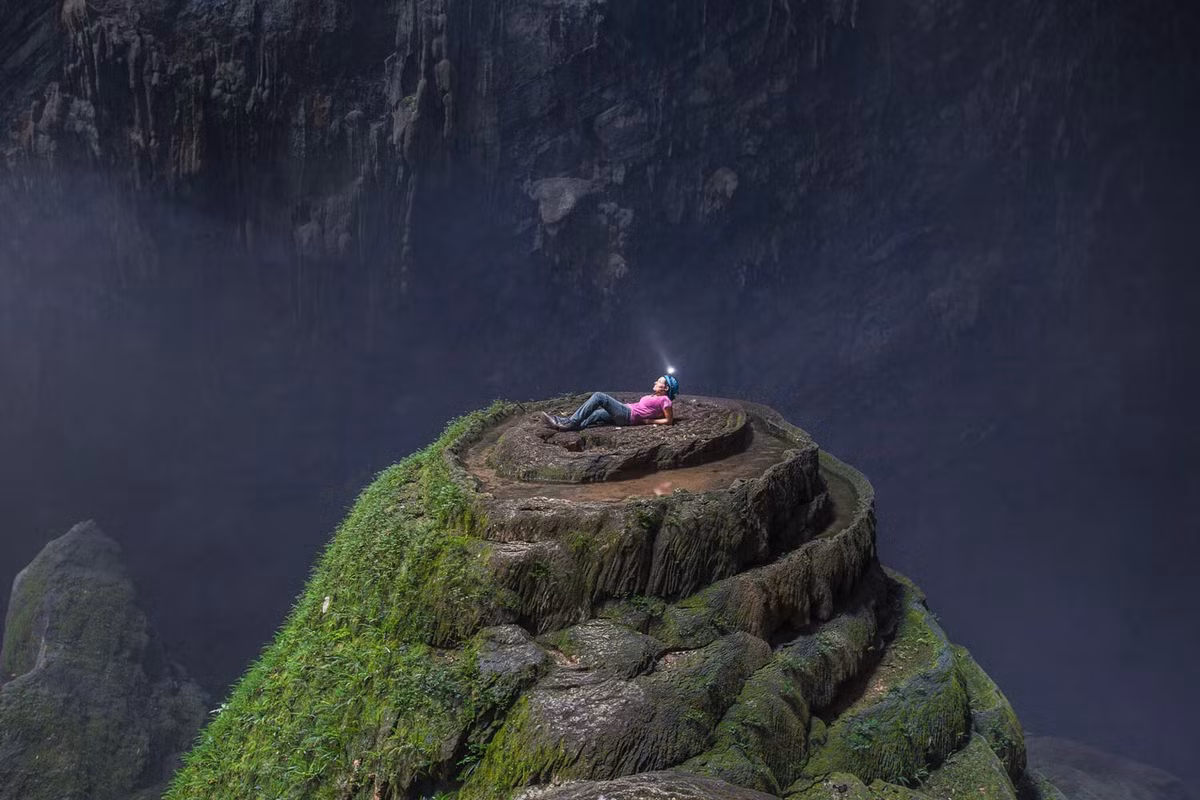 Với chiều dài hơn 9km, chiều cao đủ chứa cả một tòa nhà 40 tầng và hệ thống rừng nguyên sinh nằm sâu bên trong, Sơn Đoòng thực sự mang một vẻ đẹp kỳ bí, khác biệt hoàn toàn so với những hang động thông thường. Ảnh Internet