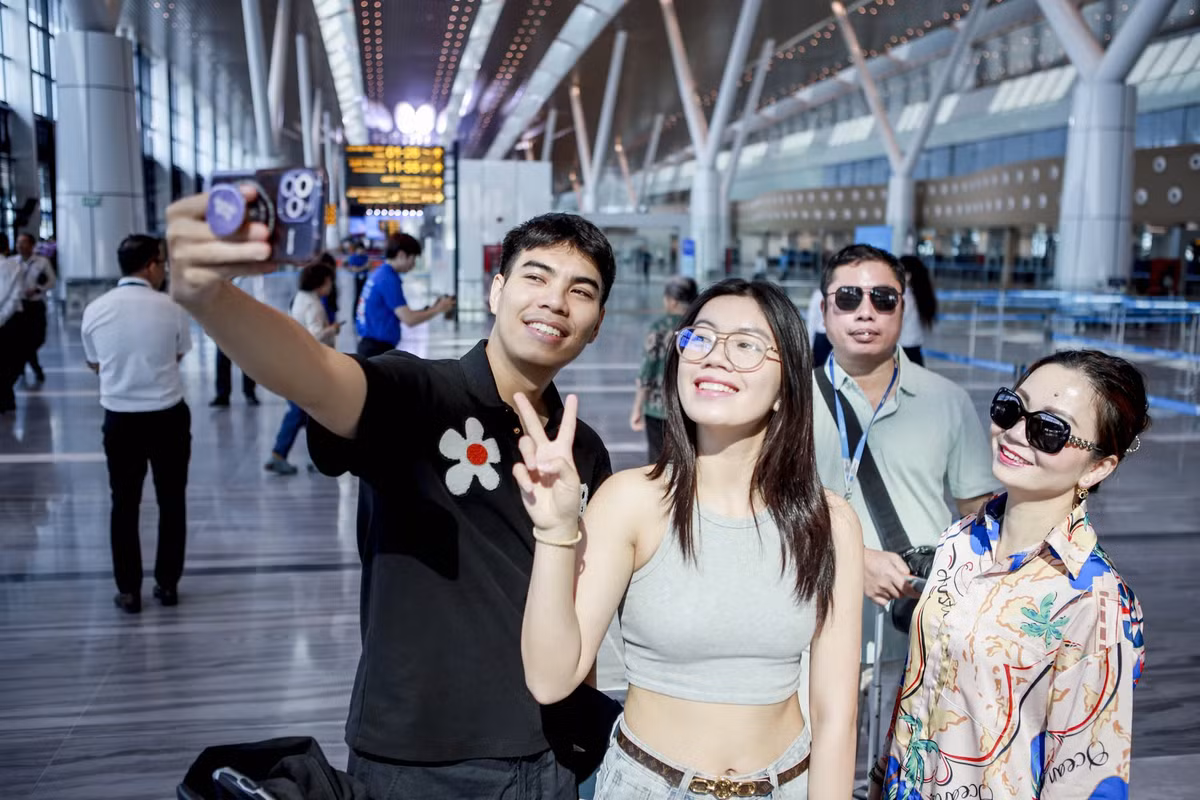 Nguyễn Phương Bảo Hân cùng gia đình đến làm thủ tục tại nhà ga T3 để đi Hà Nội. “Mình thật sự bất ngờ vì nhà ga quá đẹp và hiện đại. Không gian rộng, thoáng, các bảng chỉ dẫn rõ ràng, dễ hiểu. Đặc biệt là khu check-in tự động rất tiện, chỉ mất vài phút là xong thủ tục" - Hân chia sẻ.