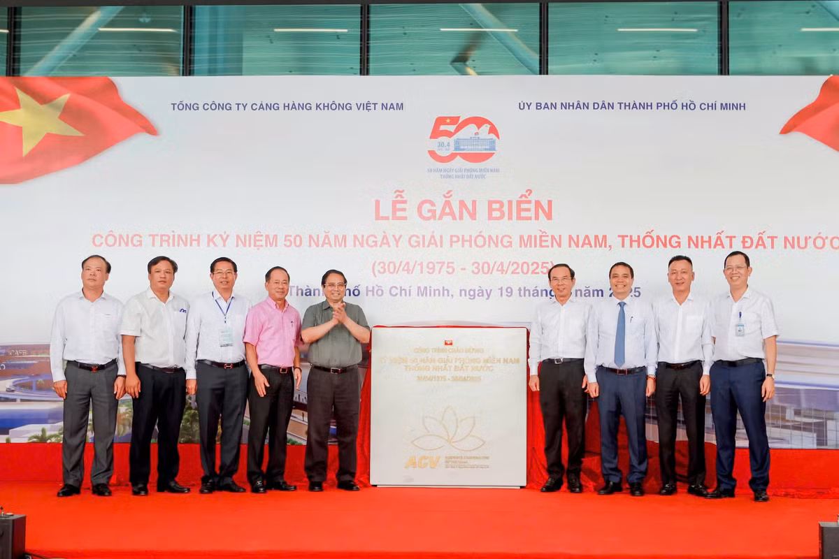Nghi thức gắn biển công trình kỷ niệm 50 năm ngày giải phóng miền Nam, thống nhất đất nước.