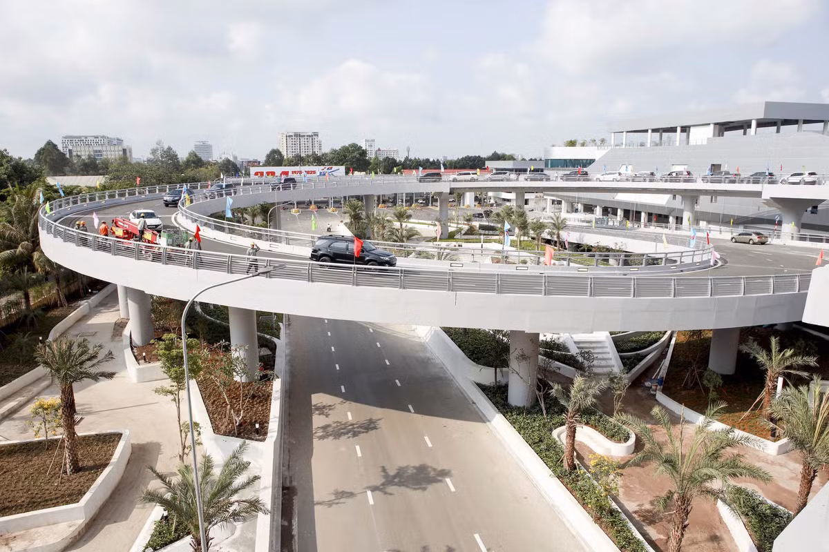 Với diện tích sàn lên đến 112.500m², nhà ga T3 gồm 1 tầng hầm và 4 tầng nổi, được bố trí khoa học, hiện đại. Khu vực làm thủ tục có 90 quầy truyền thống, 42 kiosk check-in tự động và 20 quầy thả hành lý tự động. Phần mái cong mềm mại gợi hình ảnh tà áo dài - biểu tượng văn hóa đặc trưng của Việt Nam, tạo nên dấu ấn kiến trúc độc đáo ngay từ bên ngoài công trình. Sau đợt cao điểm lễ 30-4 và 1-5, nhà ga T3 sẽ chính thức phục vụ các chuyến bay nội địa của Vietnam Airlines và Vietjet. Trong hôm nay Vietnam Airlines sẽ bắt đầu khai thác tại T3 từ với các chuyến bay giữa TP.HCM và Hà Nội.
