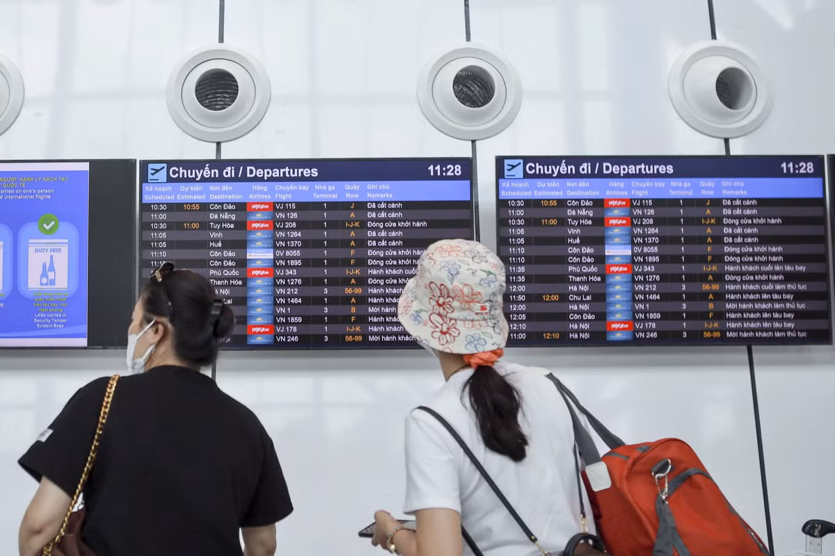 Các màn hình thông báo tình trạng chuyến bay được bố trí tại nhiều cửa ra máy bay, mang lại sự thuận tiện tối đa cho hành khách trong việc theo dõi và cập nhật thông tin chuyến bay một cách nhanh chóng, dễ dàng. 
