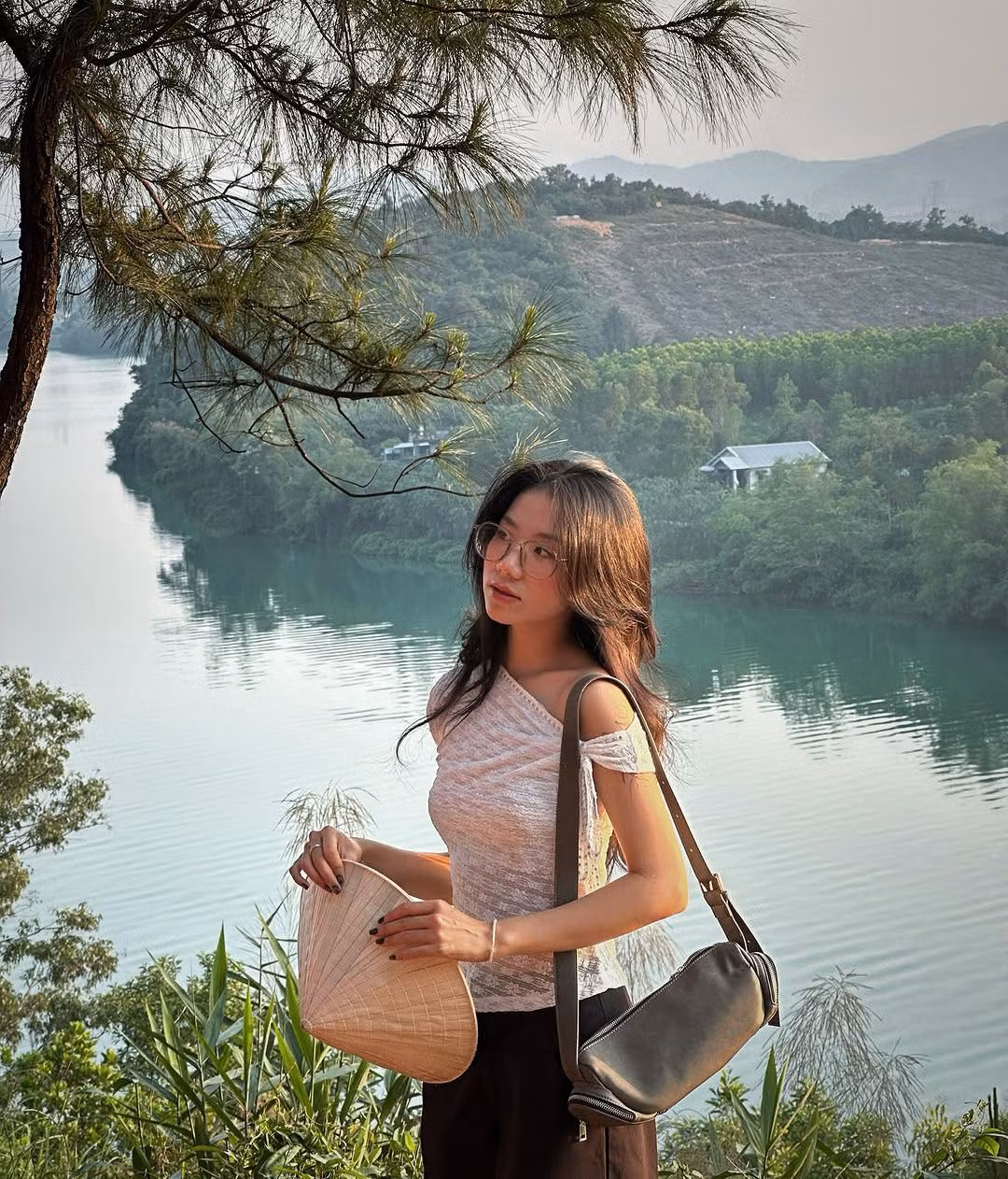 Vọng Cảnh không cao, không hiểm trở, chỉ như một gò đất xanh mướt giữa lòng thiên nhiên, nhưng lại có sức hút kỳ lạ. Ảnh thanh.hangg_