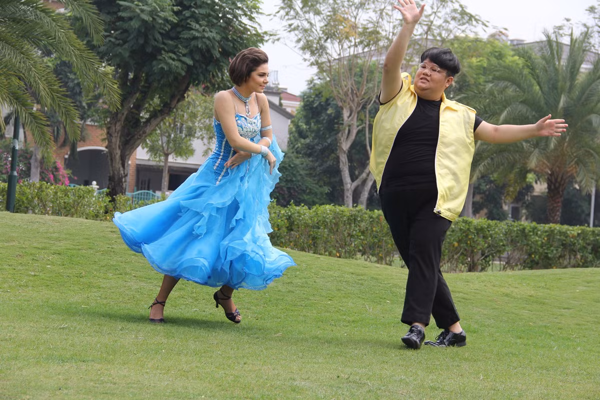Sử dụng điệu Tango và Chachacha, cặp đôi sẽ diễn tả một câu chuyện đầy cảm xúc trong tình huống oái ăm khi hai vợ chồng tình cờ gặp nhau khi đang ngoại tình.