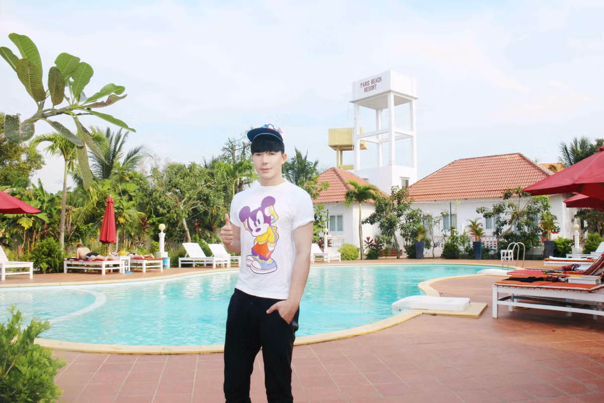 Trong khung cảnh đẹp lung linh của biển và trời, thưởng thức một tô phở gà đúng chất Hà Nội là một điều ''xa xỉ'' nho nhỏ mà nam ca sĩ điển trai rất yêu thích.
