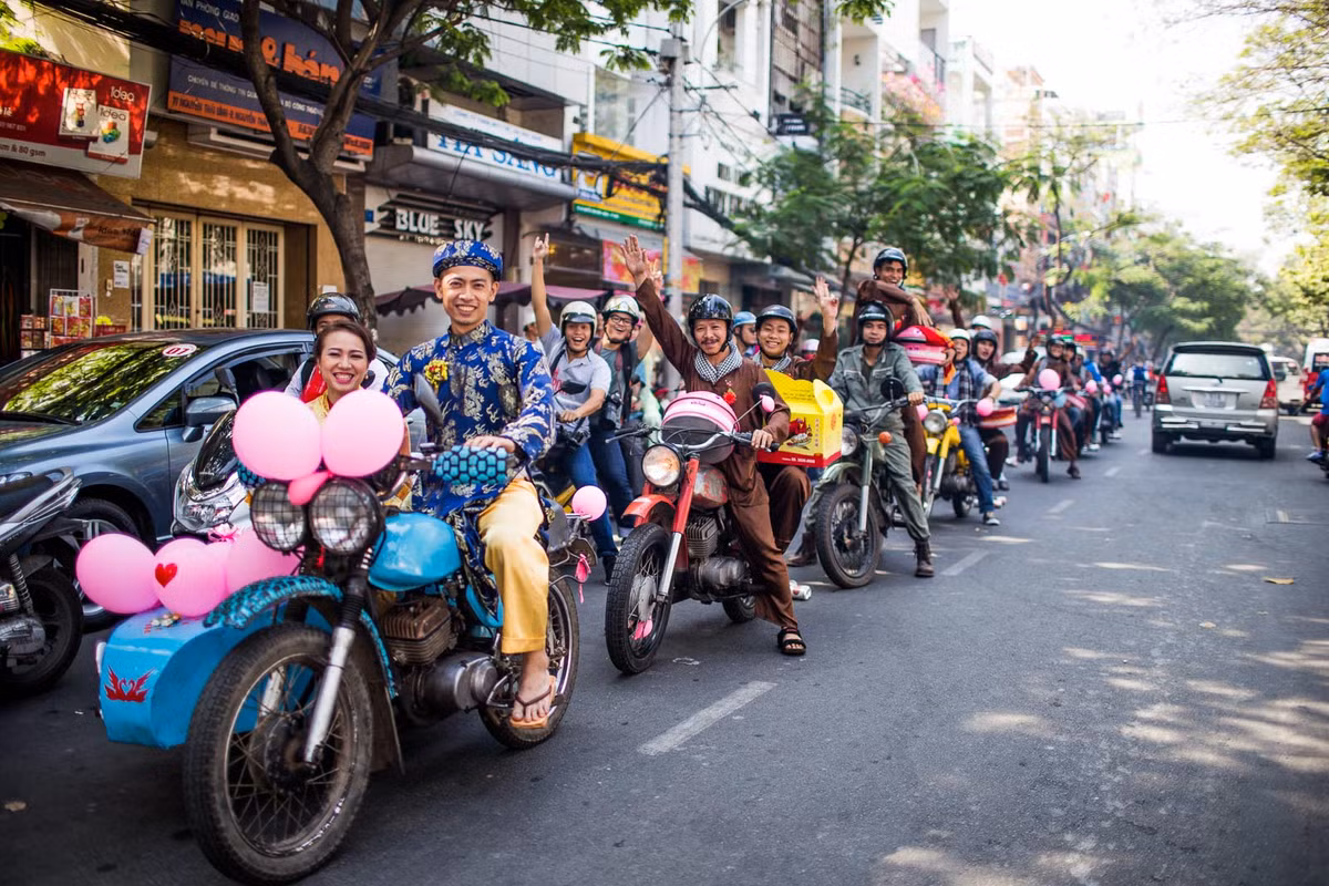 Đoàn xe cưới đi thành hàng một trật tự và đẹp mắt.